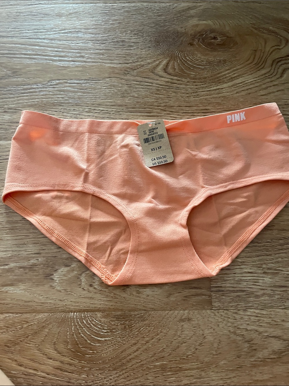 Women - Shorts Subcategory Classification - Picture 2 of 3